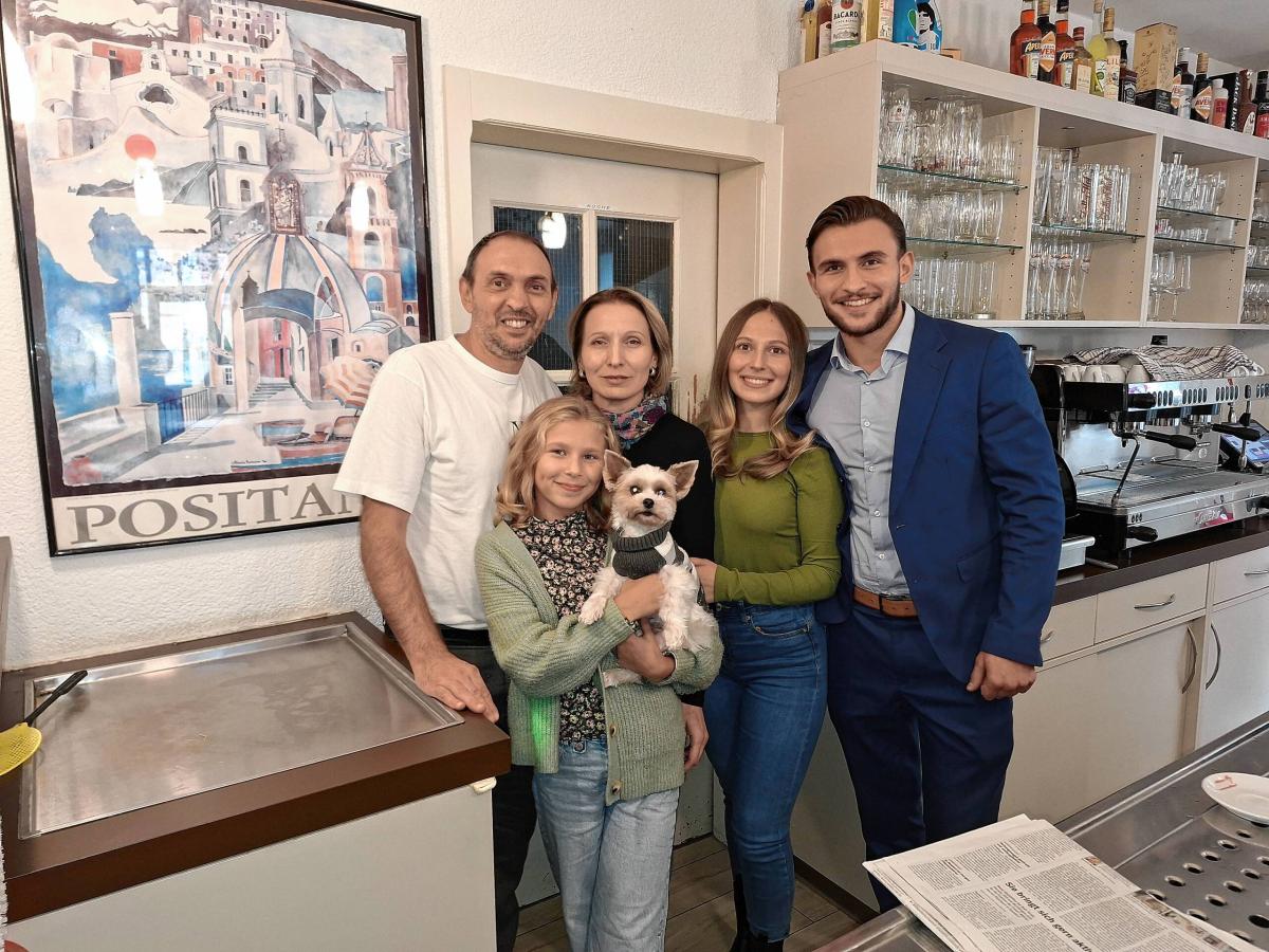 Antonio D’Avino, Maria Rosa Falivena und ihre drei Kinder mit Hund vor der Pizzeria Positano